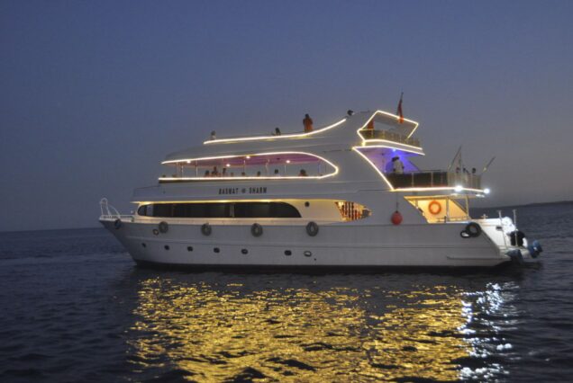 Вечерняя яхта с ужином и шоу